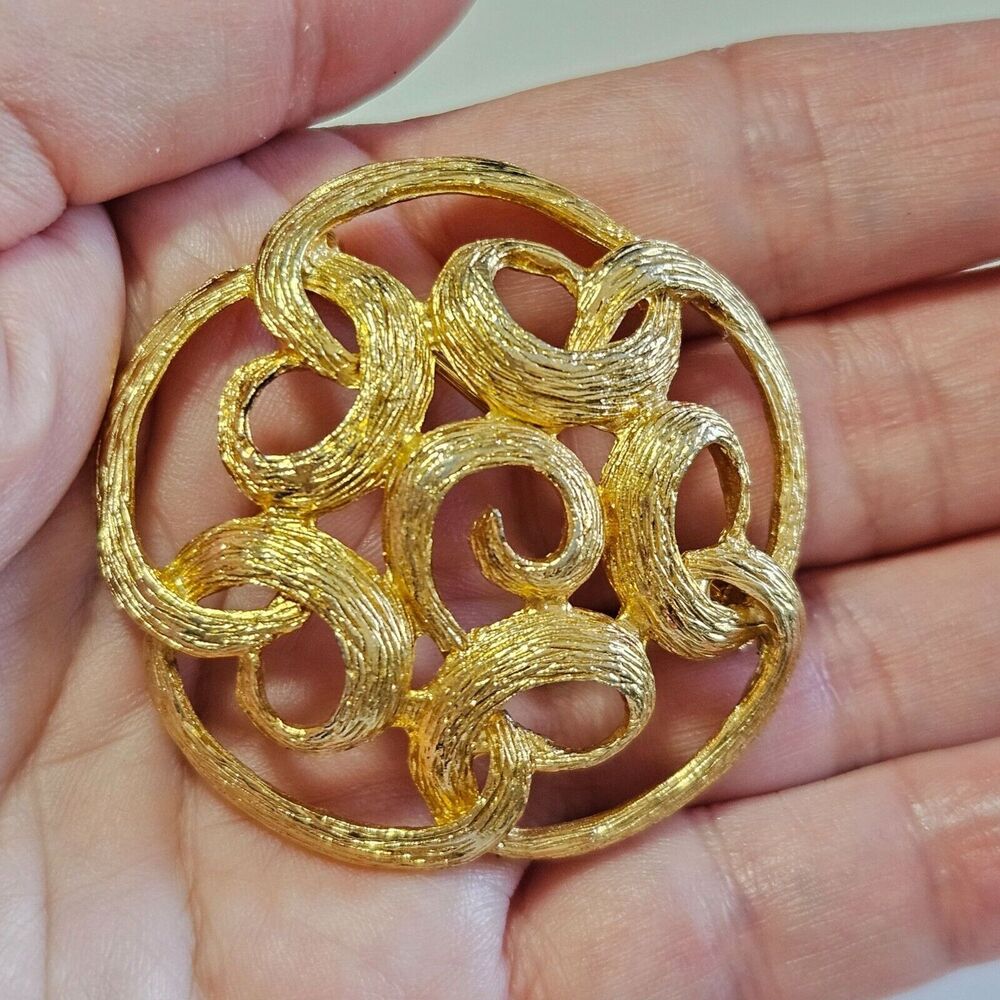 Vintage Sarah Coventry gold tone brooch